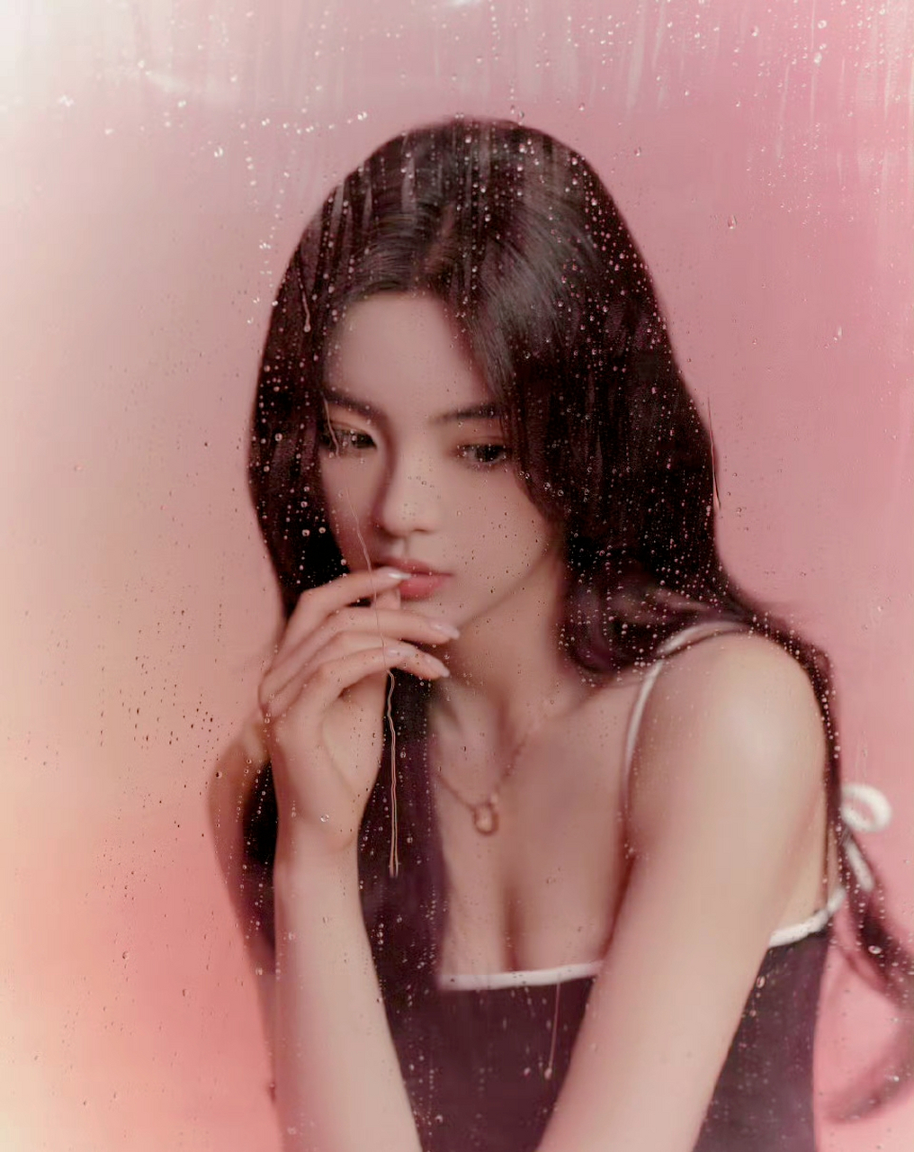 杨超越吊带黑裙还真是有点东西呀,就问魅不魅惑 #杨超越吊带黑裙