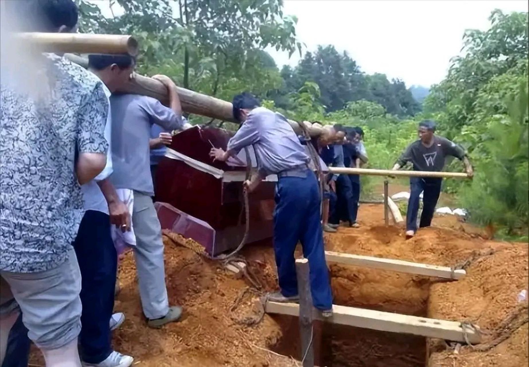 两个儿子埋葬老人后正要离开,发现家里的老狗一直在老人的坟墓里挖土