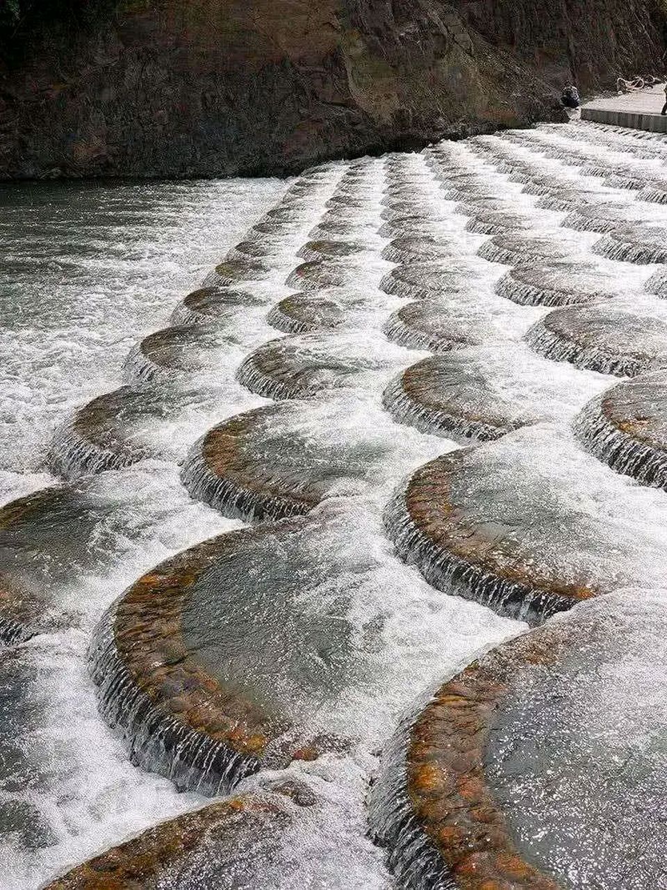 事发地鱼鳞坝,非景区和网红打卡点,是正在施工中的河道工程.