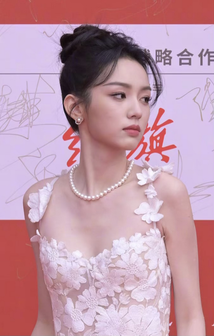 周也北影节开幕红毯生图,这不比精修图还好看啊