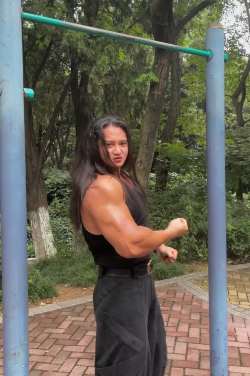 大力气的女孩子,走夜路,妈妈应该不会担心了.