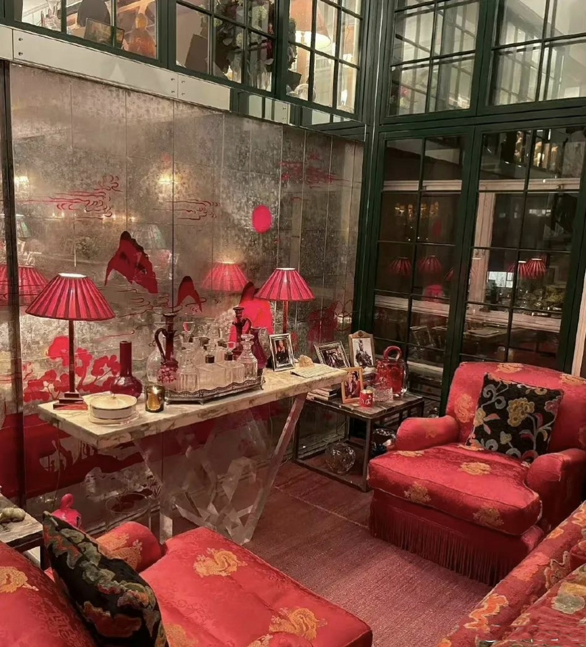 刘嘉玲的豪宅,整个装修风格,以红色为基调,到处红彤彤的,色彩浓烈