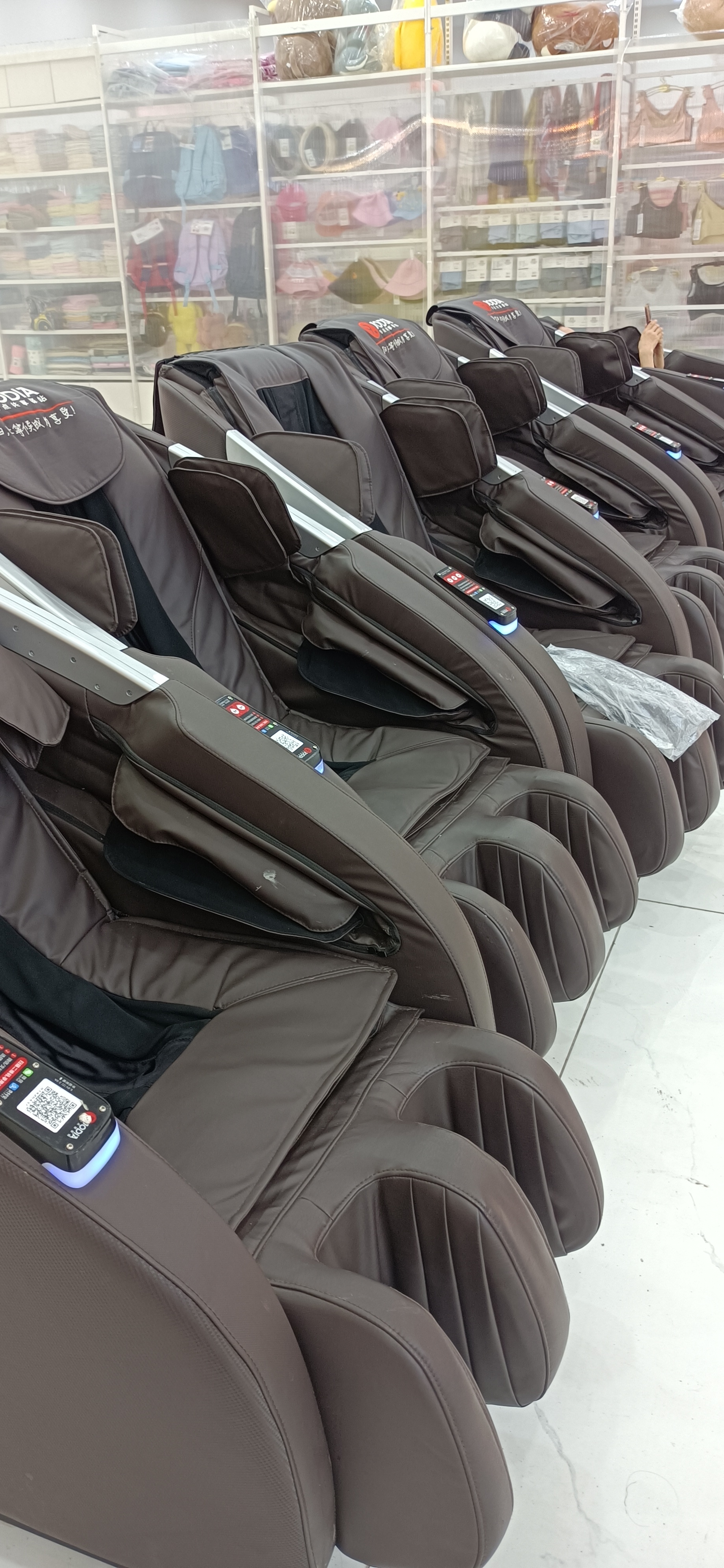 我附近一家新开的商场,一楼有一排共享按摩椅,只要扫码就可以按摩.