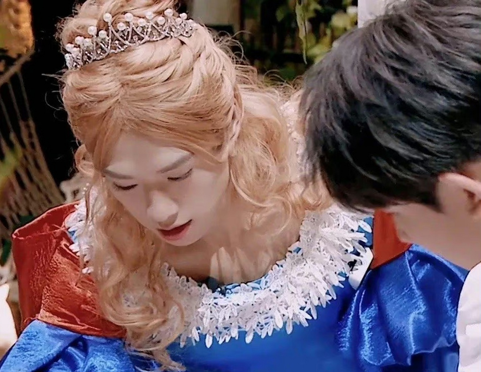 女装大佬,魏大勋[滑稽]小公主还挺白[捂脸]#娱乐最前沿# #魏大勋