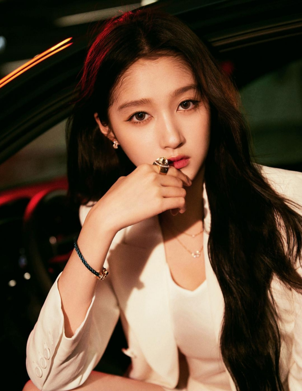 看关晓彤白色西装短裤,露着大长腿,披着大波浪的长发很有女人味!