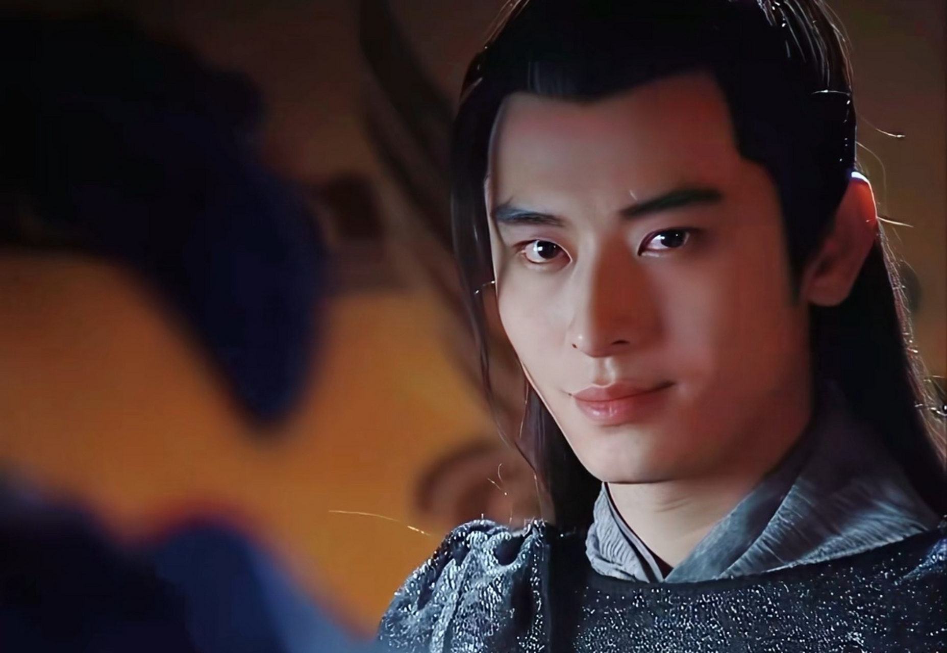 很标准的丹凤眼,衬得人剑眉星目