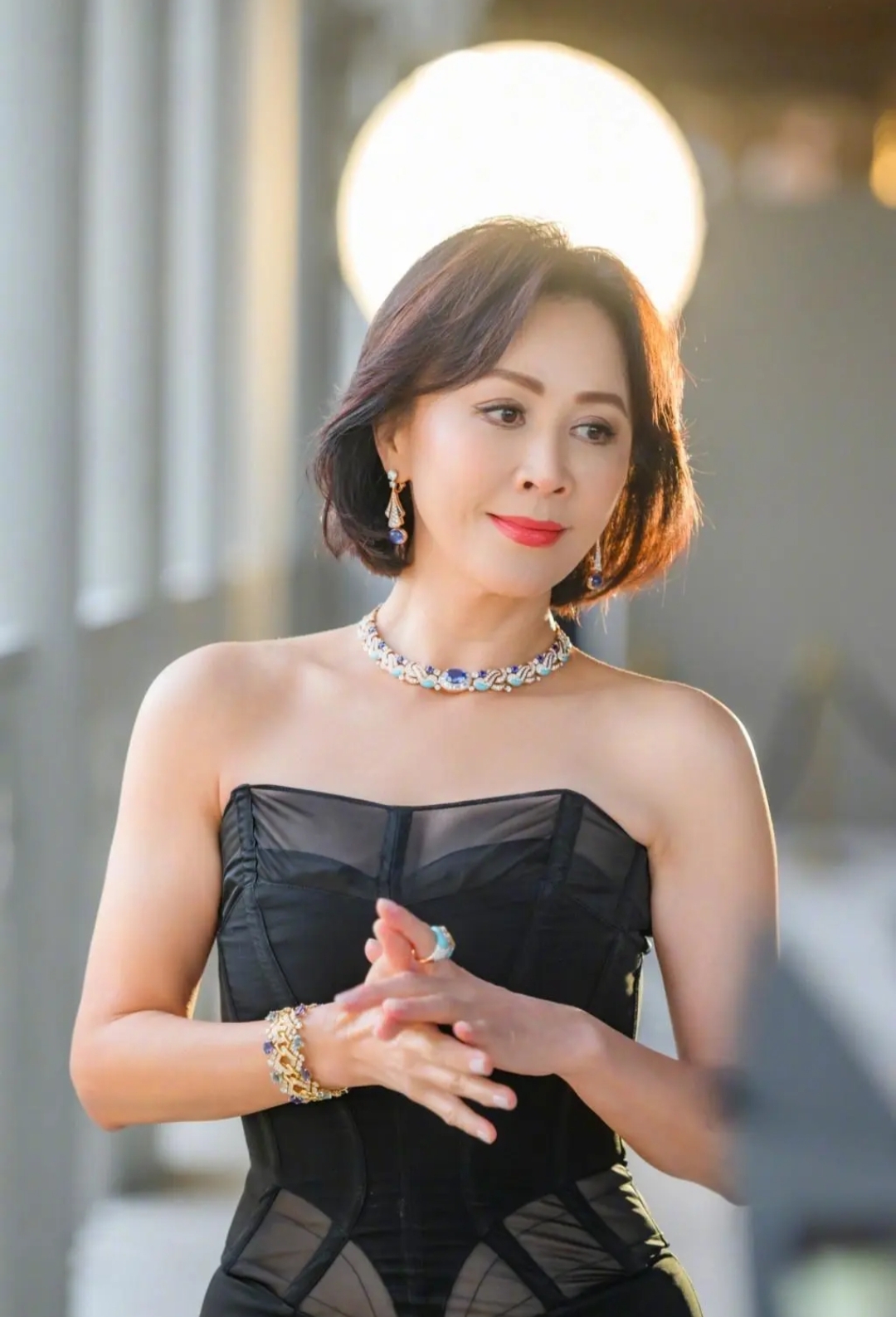 刘嘉玲虽然年龄大了,但是风韵犹存,依然很美,举手投足间尽显成熟女性