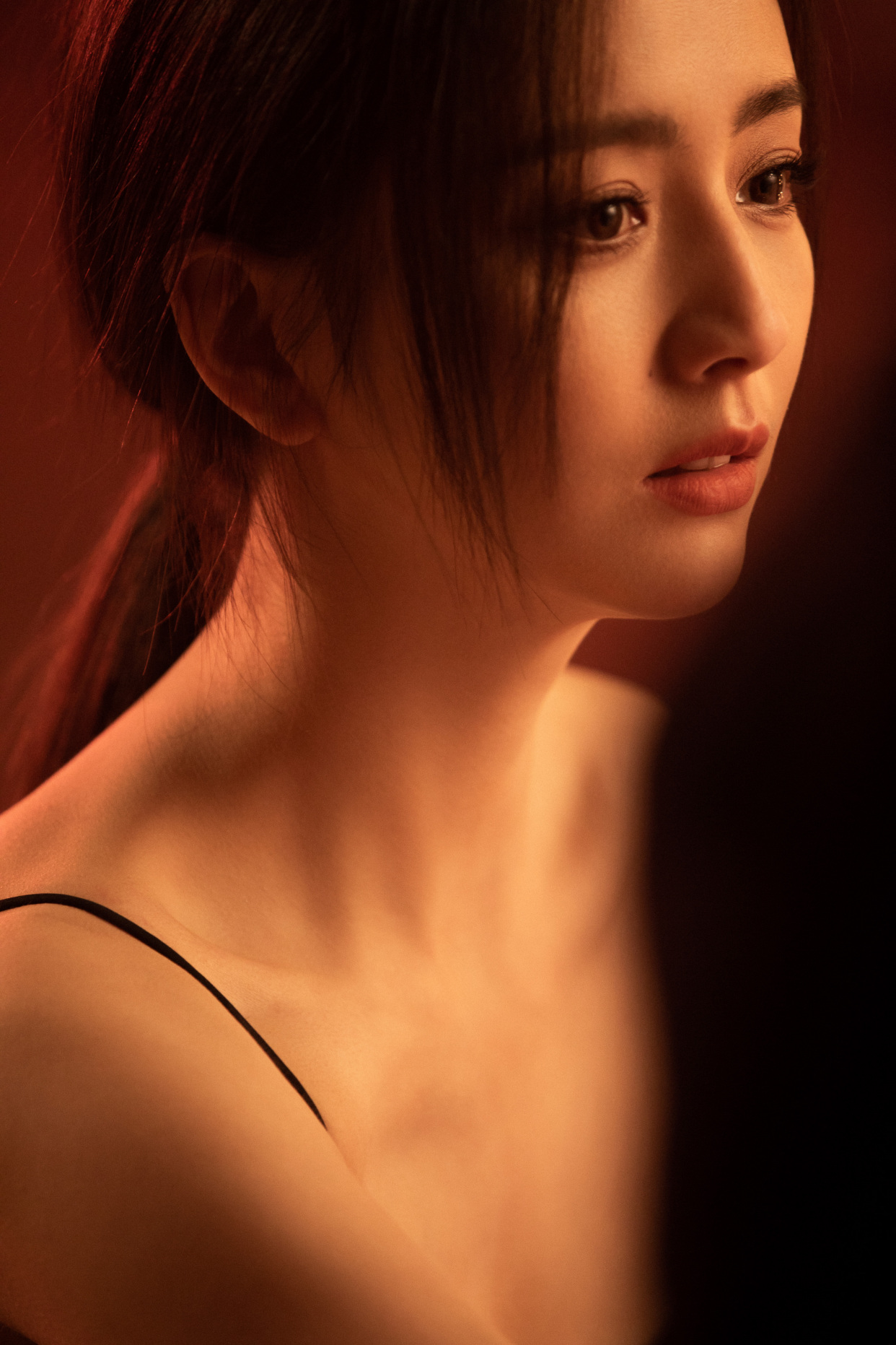 佟丽娅写真,一袭黑色吊带裙,精致优雅,妩媚动人