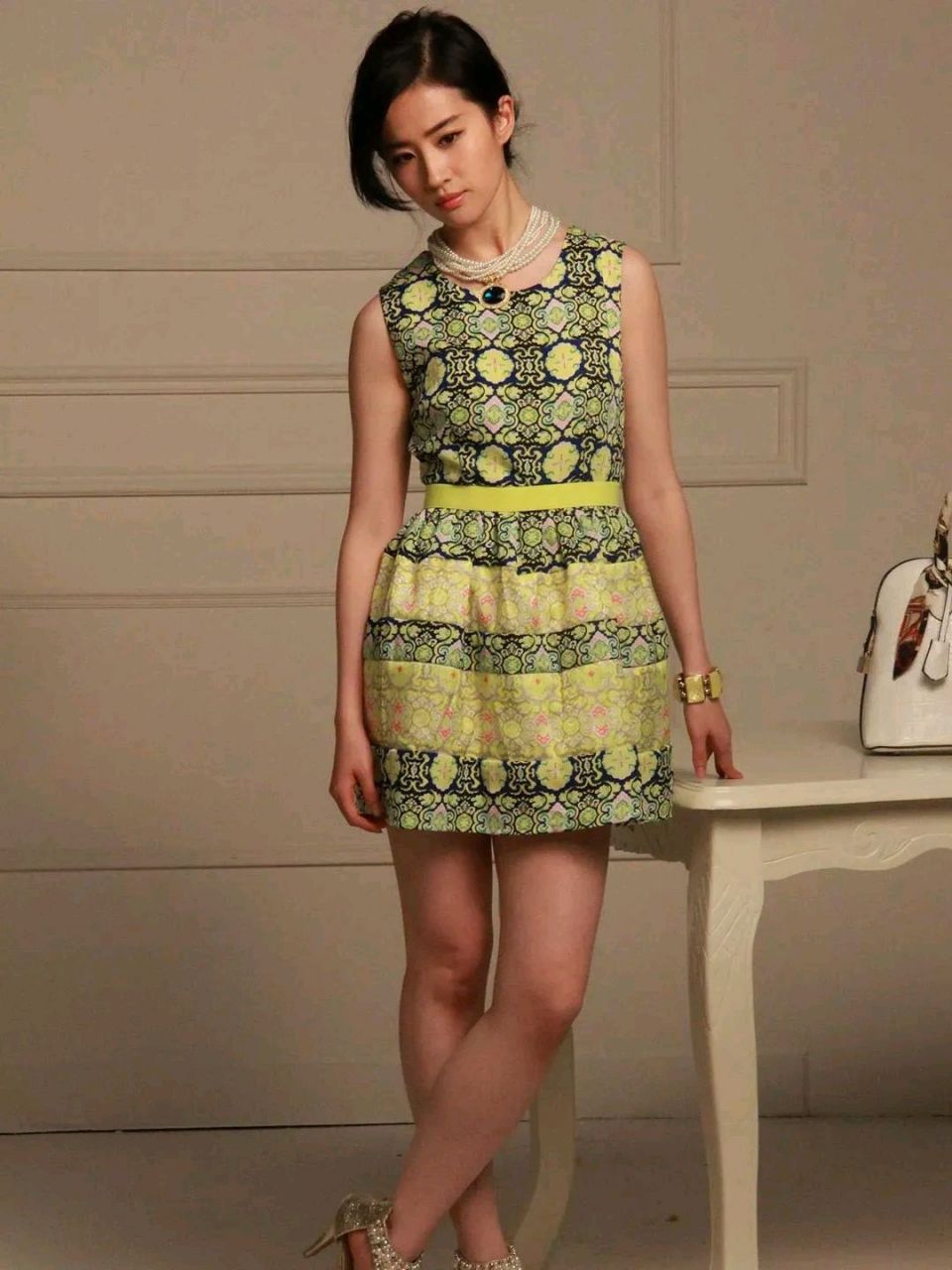 [左捂脸][左捂脸] 这衣品真的不敢恭维哈哈哈#刘亦菲# #穿搭