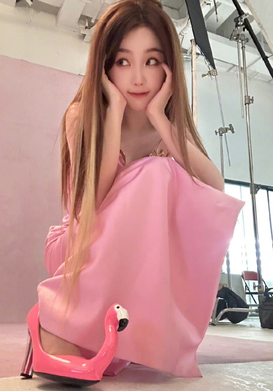 虞书欣晒近照再次化身"小作精",穿着粉裙子加粉色高跟鞋扮成芭比娃娃