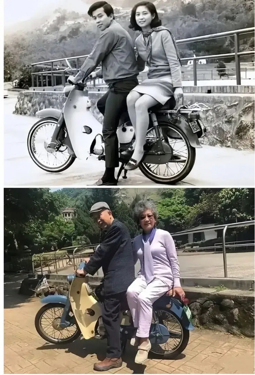 一对夫妻相隔几十年在同一位置,骑同一辆摩托合影,不变的情谊,唯一