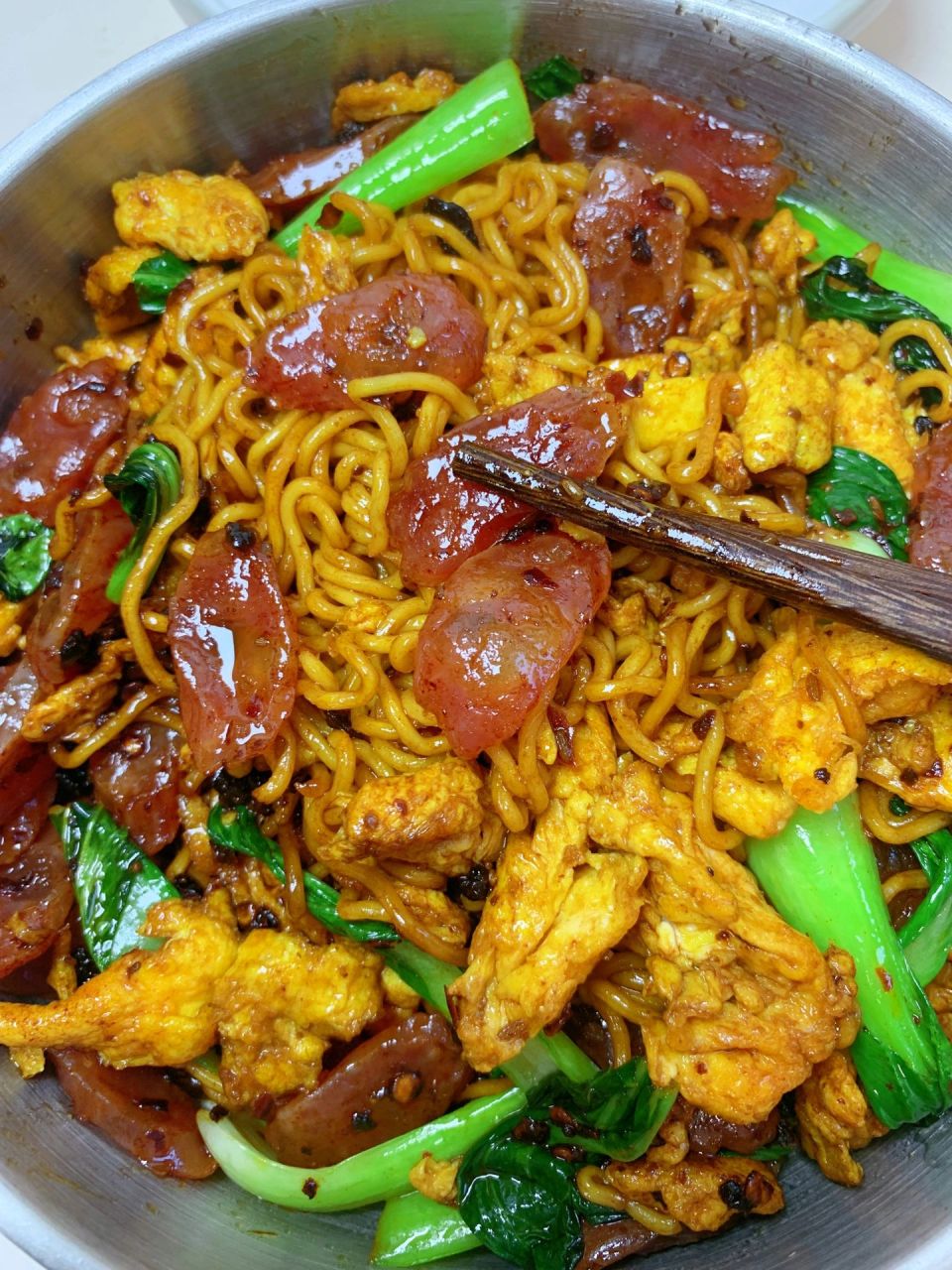 大家好呀,今天吃老干妈腊肠炒面[派对r] 香香辣辣的好过瘾,味道完全不