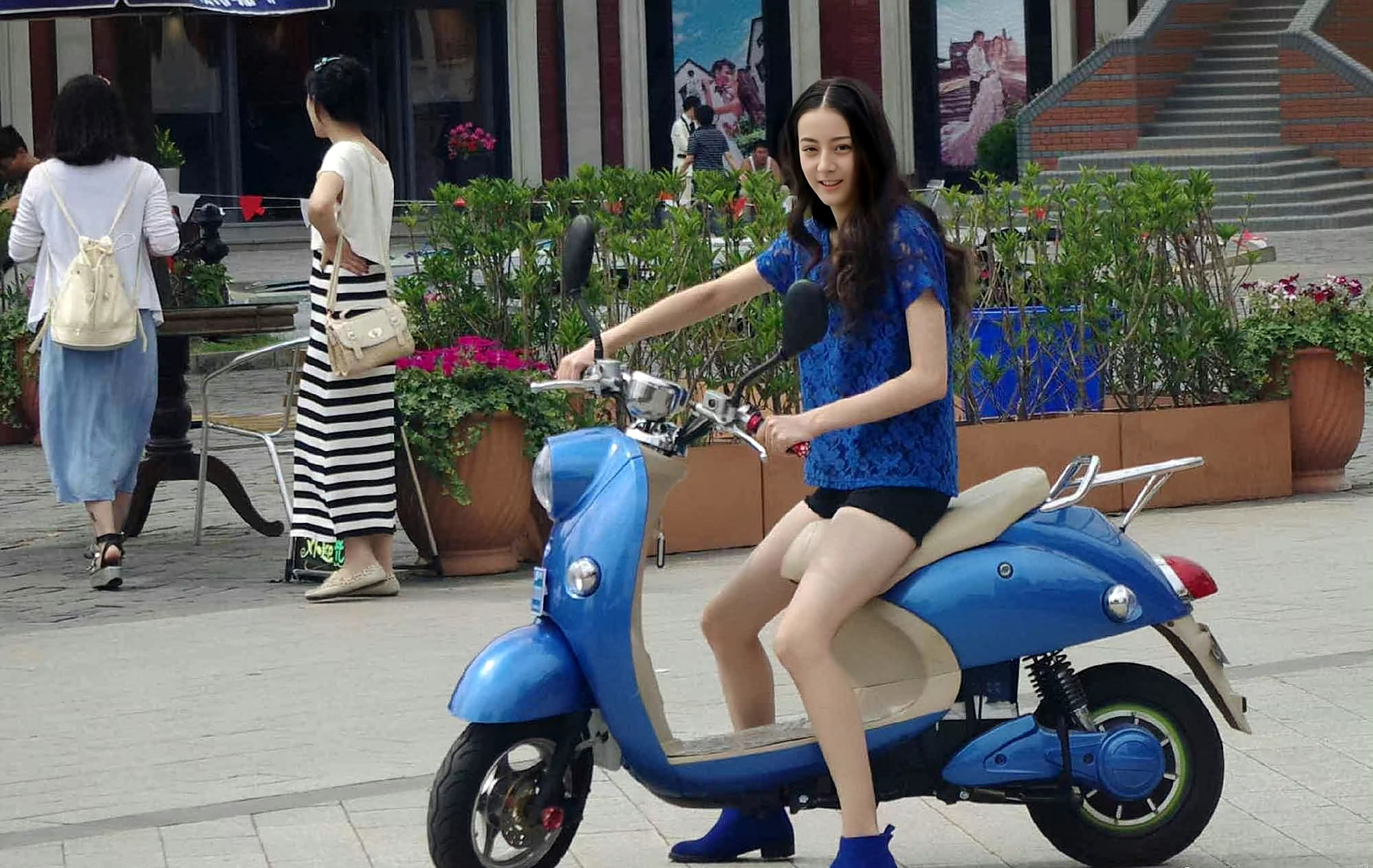 热巴那些年的路人拍的照片#迪丽热巴