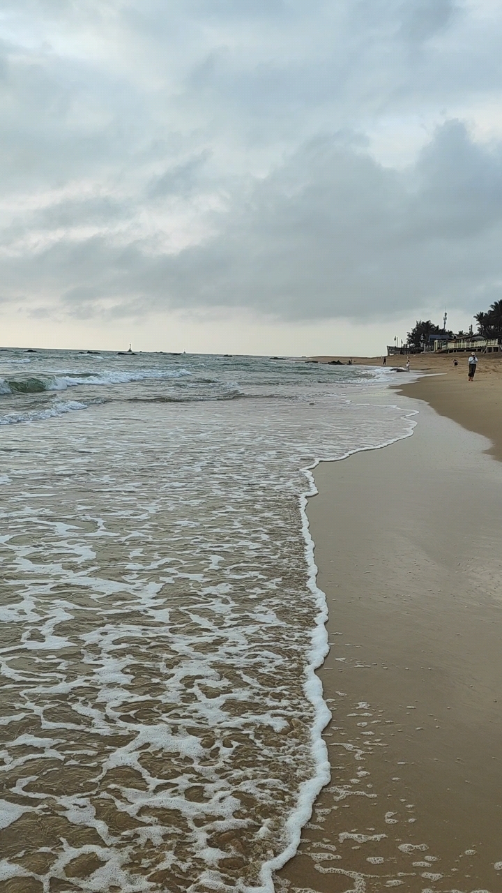 海南博鳌玉带滩海边,风很大人很小