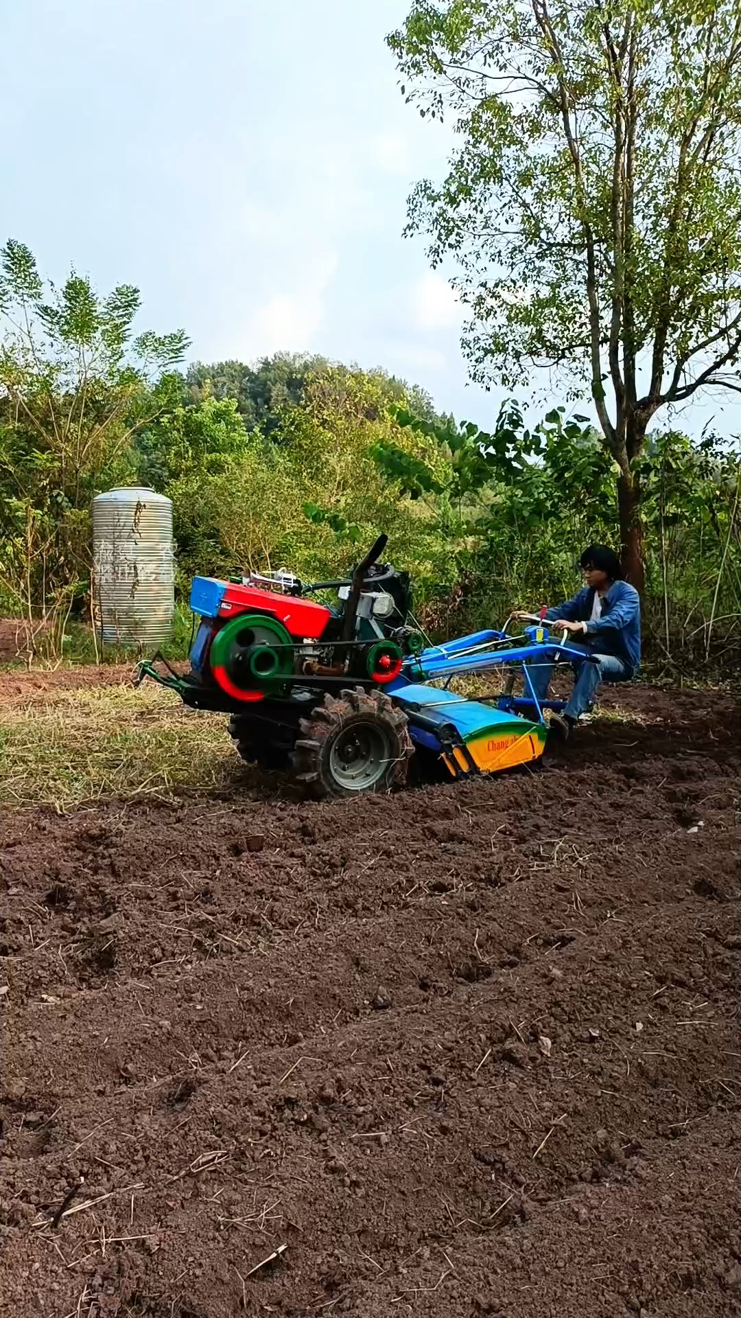 起步鸣笛 手扶拖拉机耕地