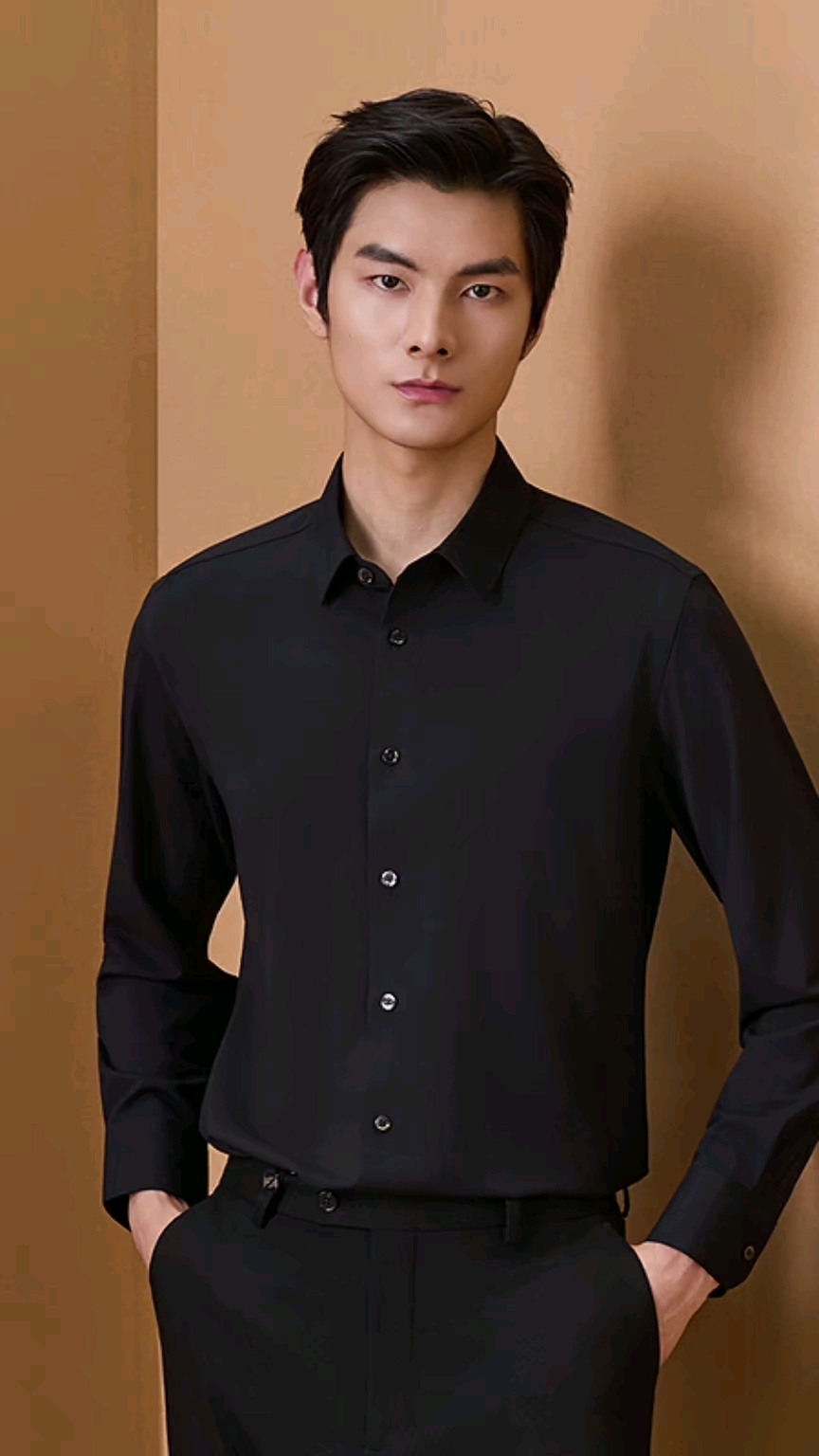 舒适穿搭指南,黑色衬衫与黑色裤子搭配,尽显成熟稳重.忘不了