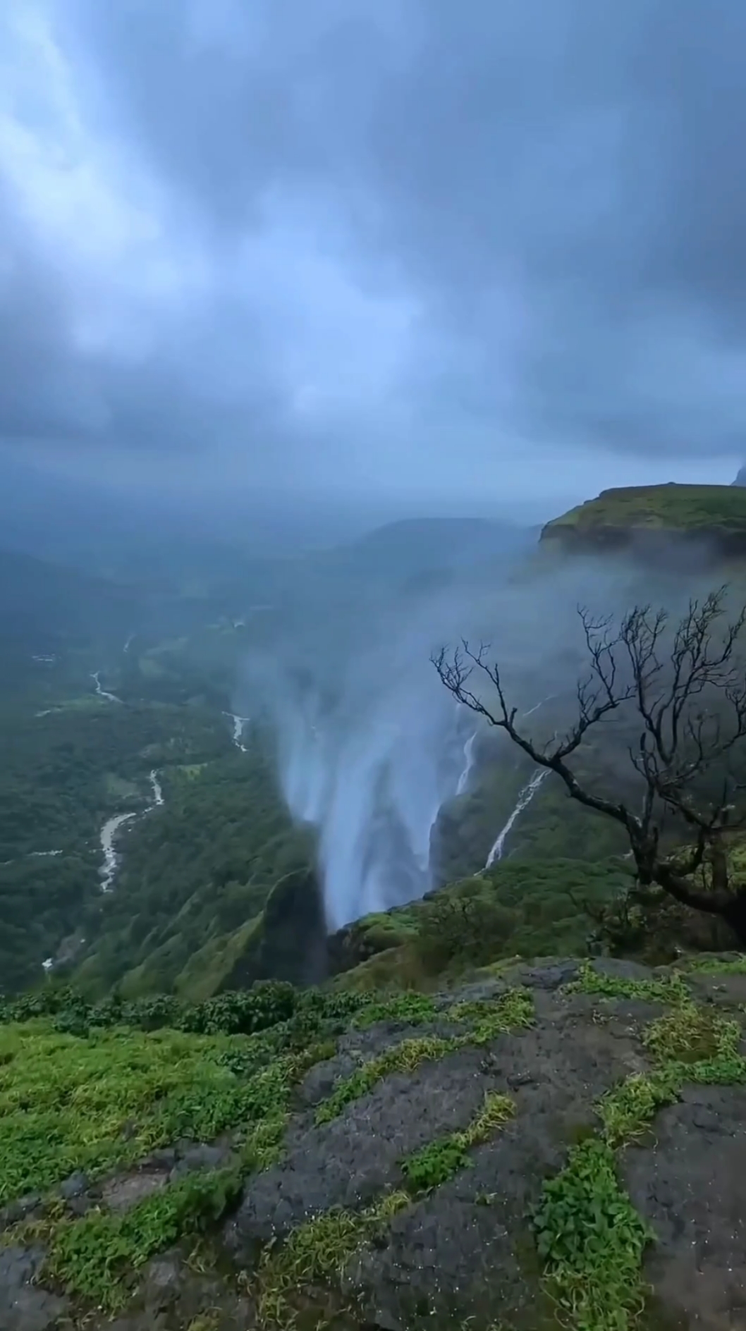 航拍梅加拉亚邦的nohsngithiang瀑布