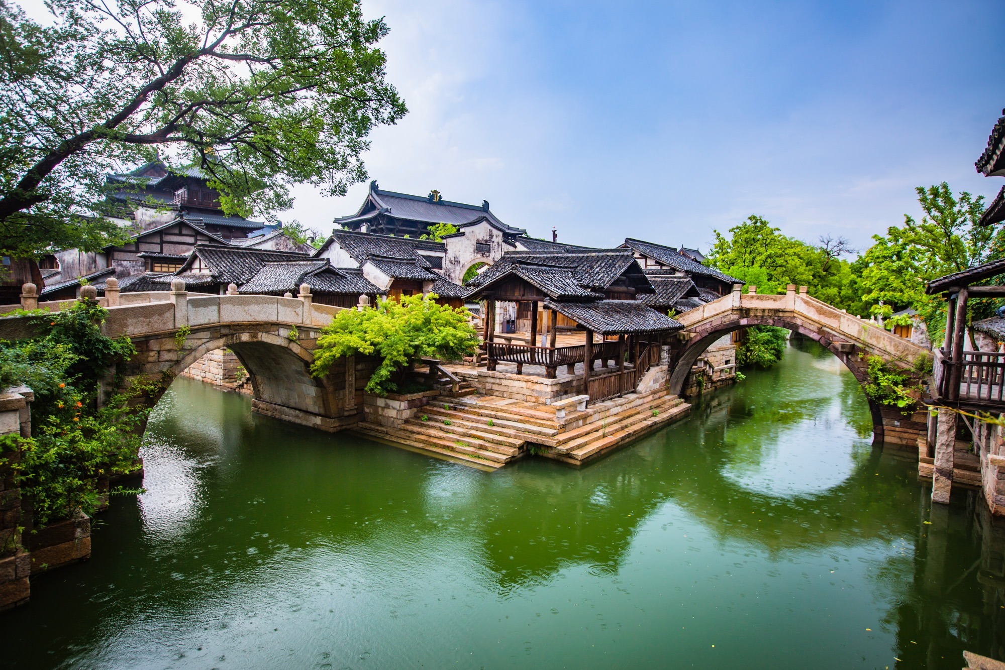 浙江嘉兴有一座濮院古镇,古朴时尚,充满宋韵文化,可媲美乌镇