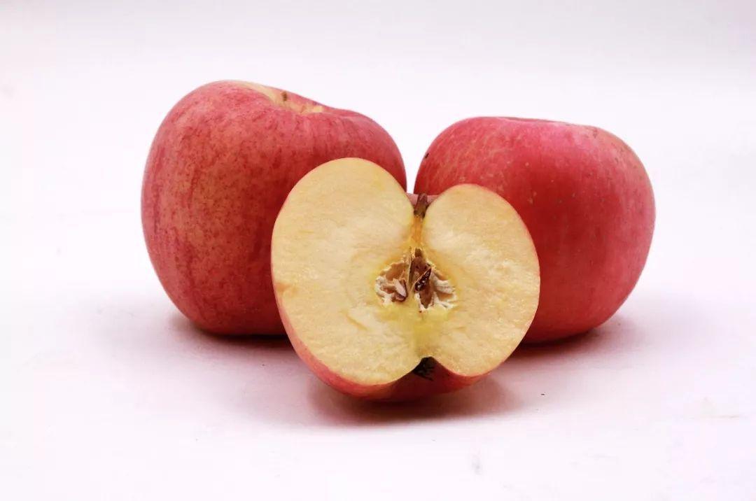 网友提问:晚上吃苹果会对肠胃有影响吗?医生说,尽量别在睡前吃