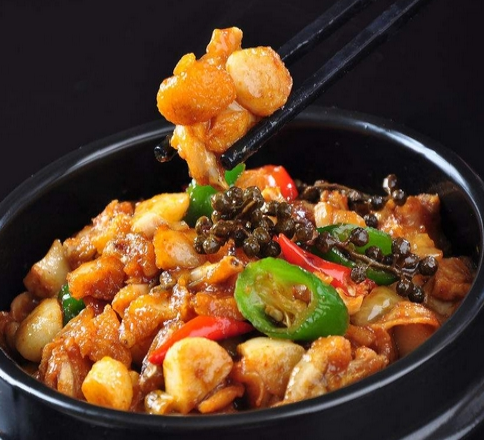 梨岚香:麻辣香爽,诱人无比——香辣牛蛙煲的制作与享受