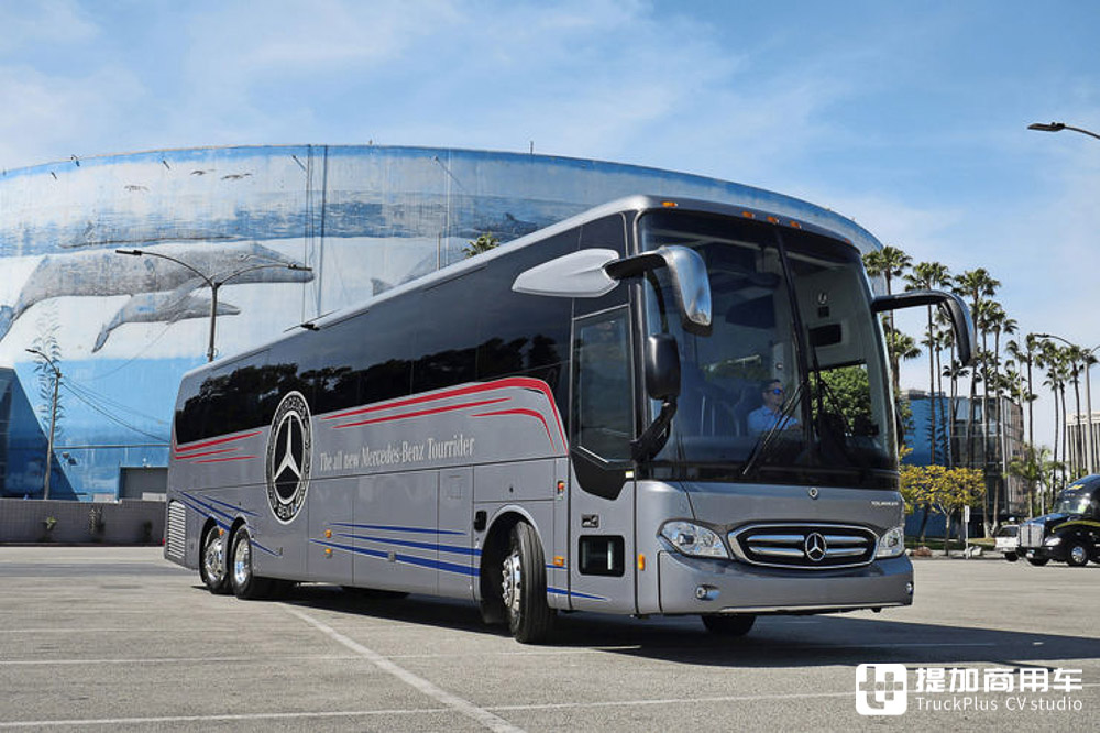 美国交通还在流行豪华大巴,奔驰最近推出了一款,带您看看啥配置
