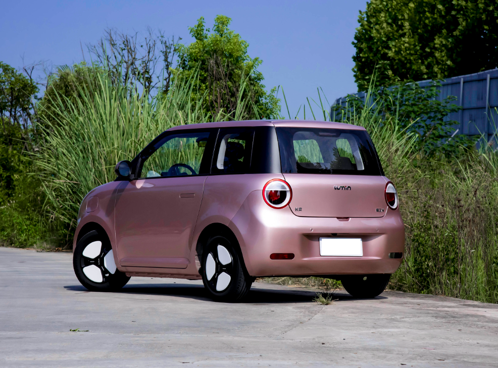 新款宏光miniev,可续航215km,好看又实用,长安lumin压力大了