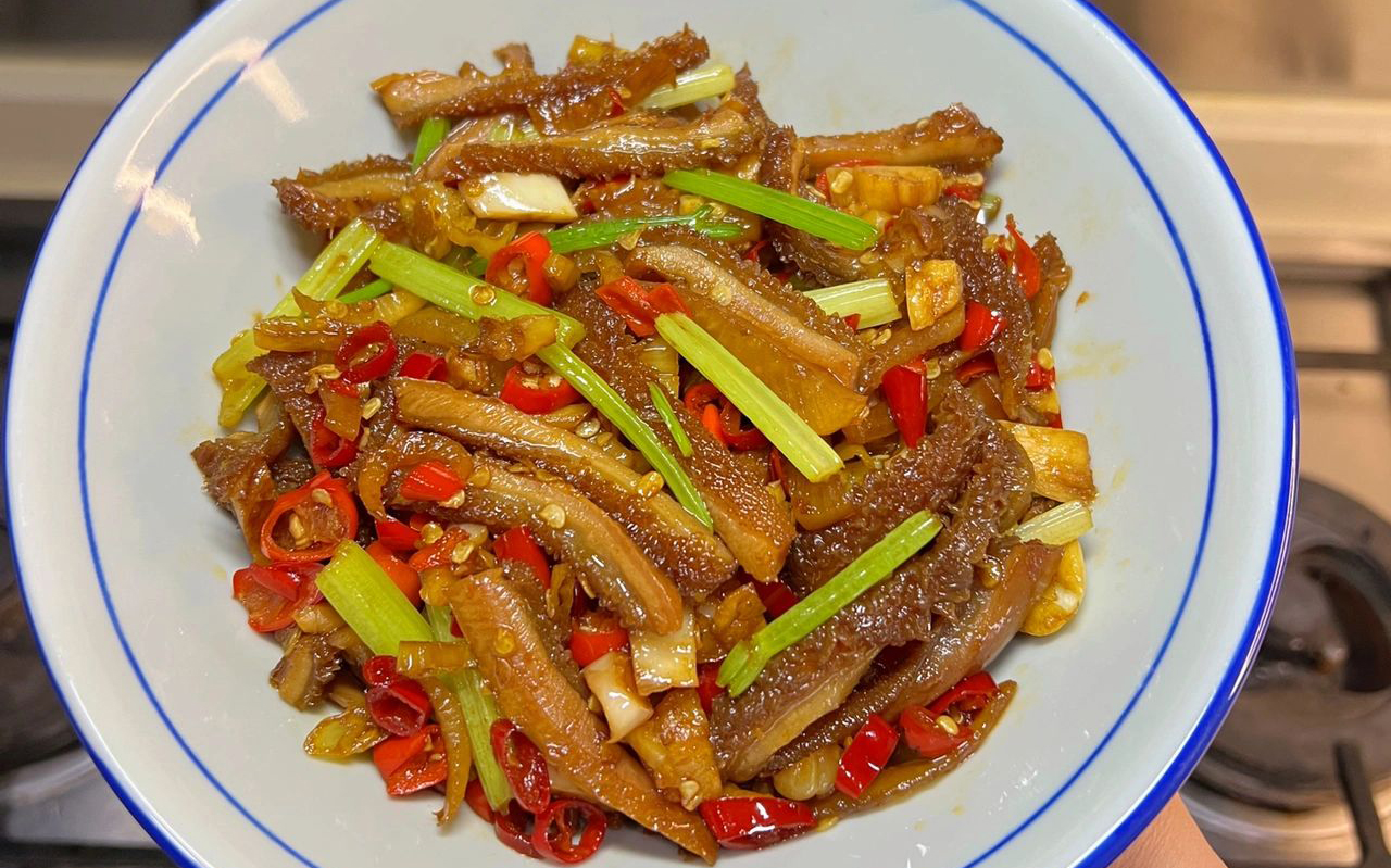 酸萝卜炒牛肚的家常做法,酸辣鲜美,口感爽脆,开胃解馋又下饭