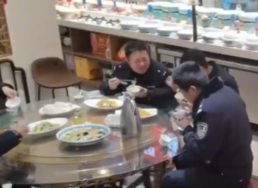 江蘇一飯店打烊廚師下班,老闆娘親自下廚,招待深夜下班的民警