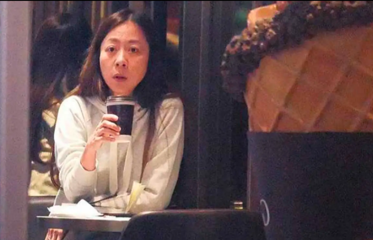 陈绮贞素颜出街喝咖啡 网友直呼认不出