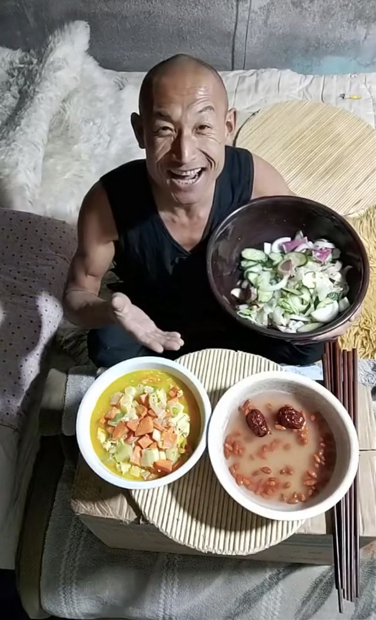 为了家人甘愿扮丑终,父亲年迈弟弟残障,奥利给大叔现在怎样了?