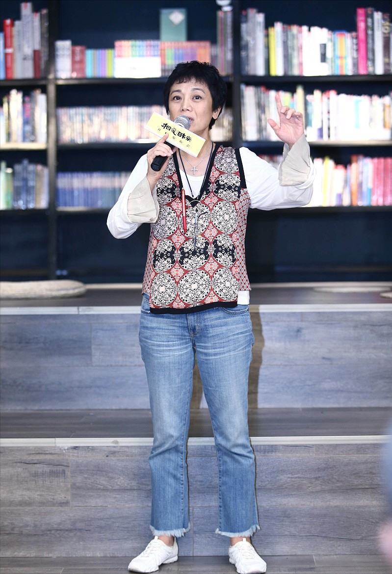 穿裤装的张艾嘉挺潇洒的,喇叭裤配"金属片腰带",个性太强了