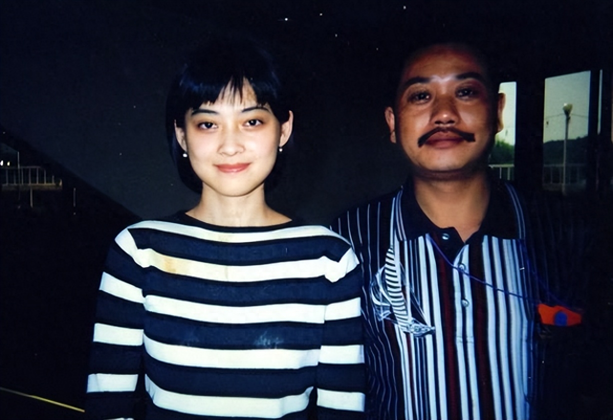 梅婷美丽的外貌为她赢得了人生的转机,著名导演叶大鹰在看过春晚上她