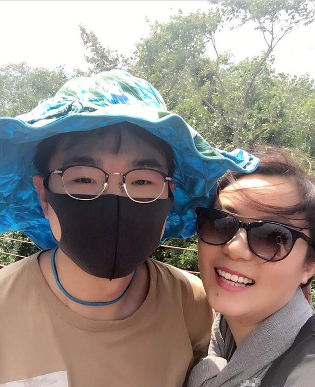 喜剧演员大鹏疑似再婚生子,带孩子和美女一起散步游玩