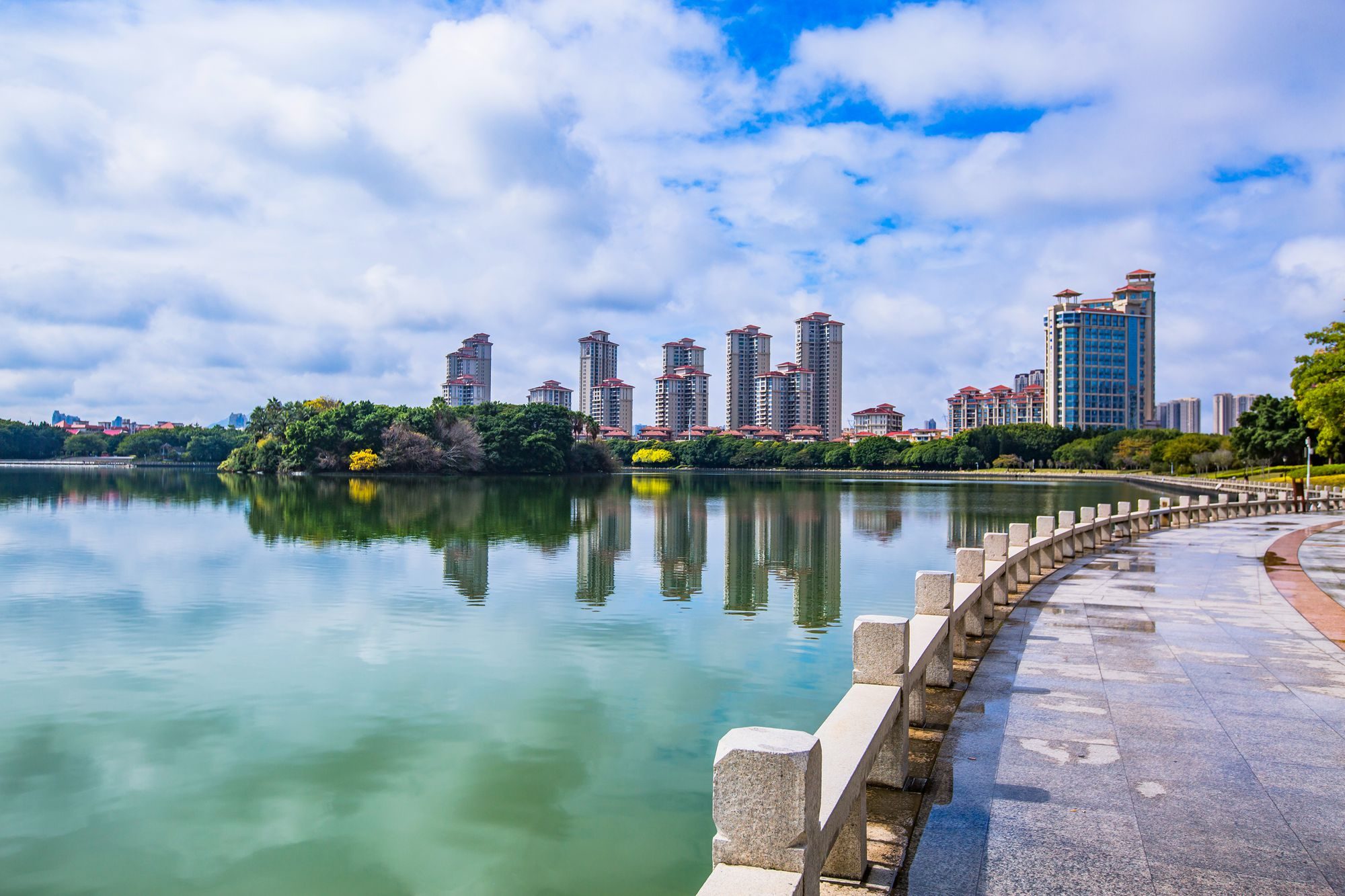 泉州也有一座西湖,水秀刺桐阁,鸟语伴花香,航拍风景如画