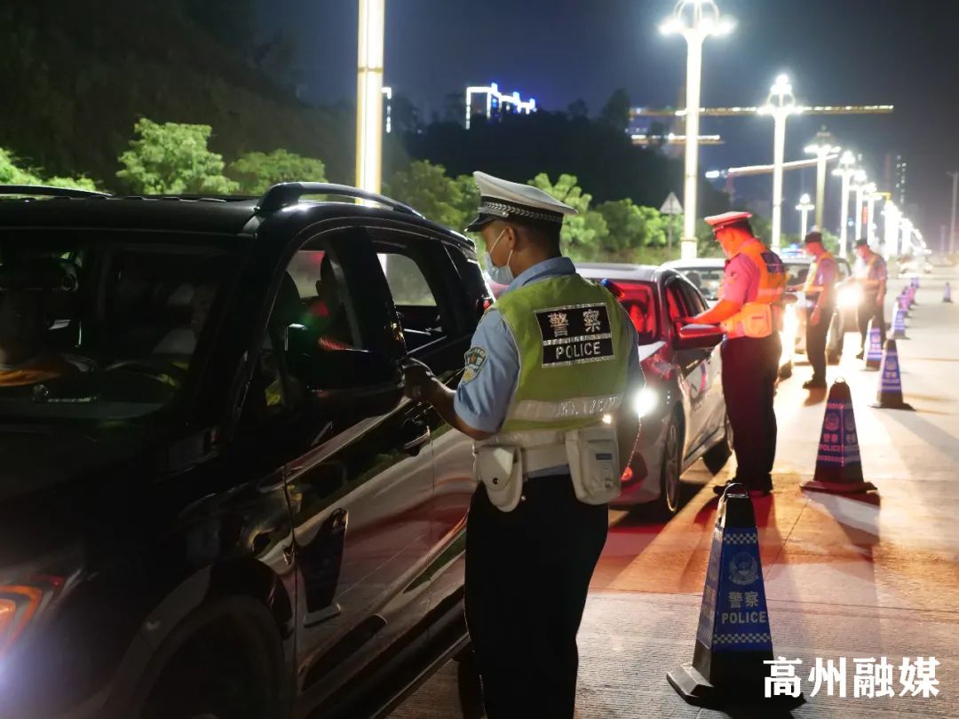 据统计,当晚,市交警大队出动警力62人次,设卡6个,检查车辆283辆,查处