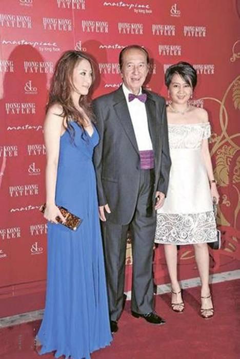 赌王年轻时实在帅!带何超琼为张国荣颁奖,西装笔挺气质不输男模