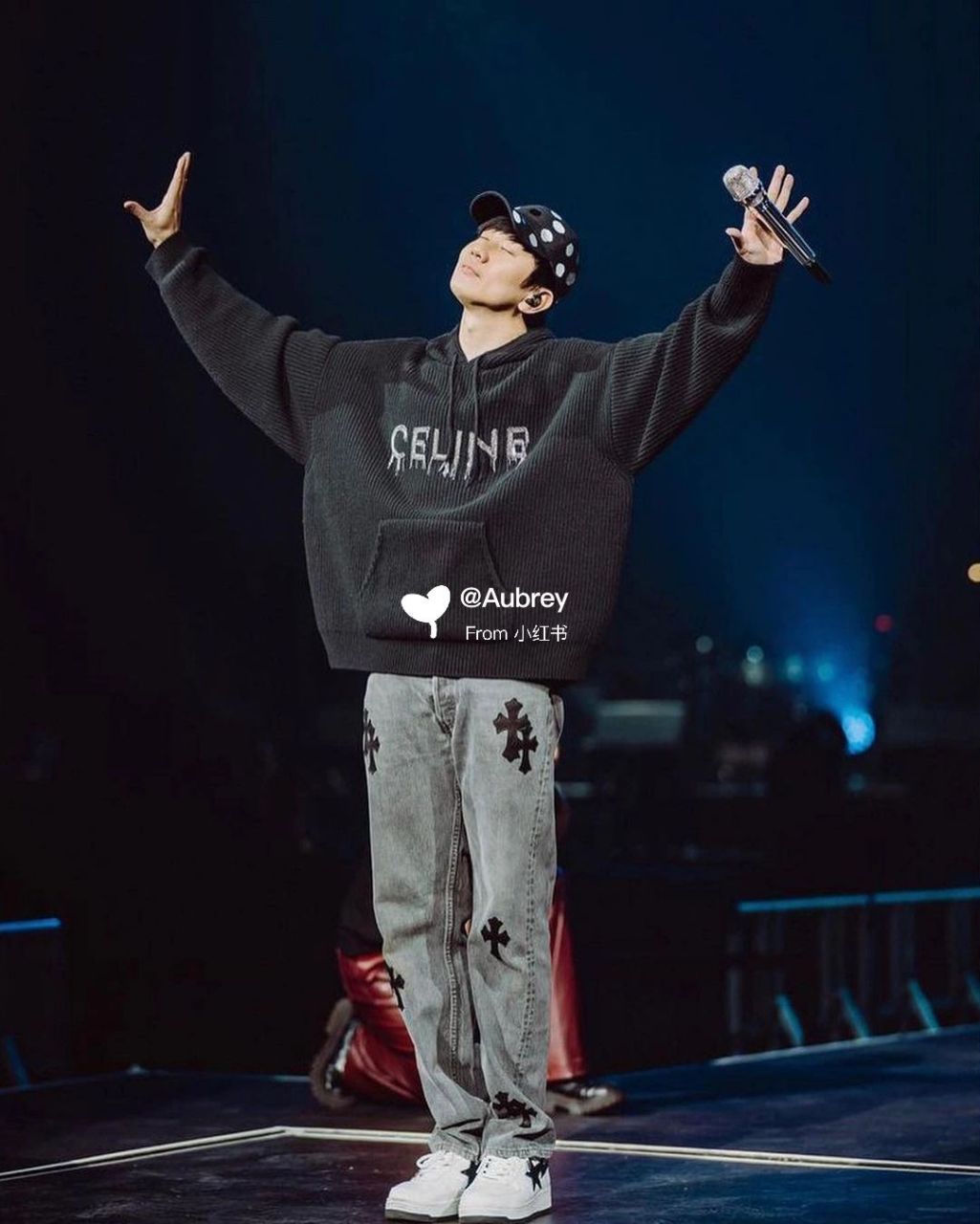 克罗心的牛仔裤其实是用李维斯的牛仔裤做底板,再加上经典的克罗心