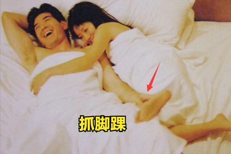 曝费翔与陶晶莹躺床上大尺度照片,画面太暧昧引发争议