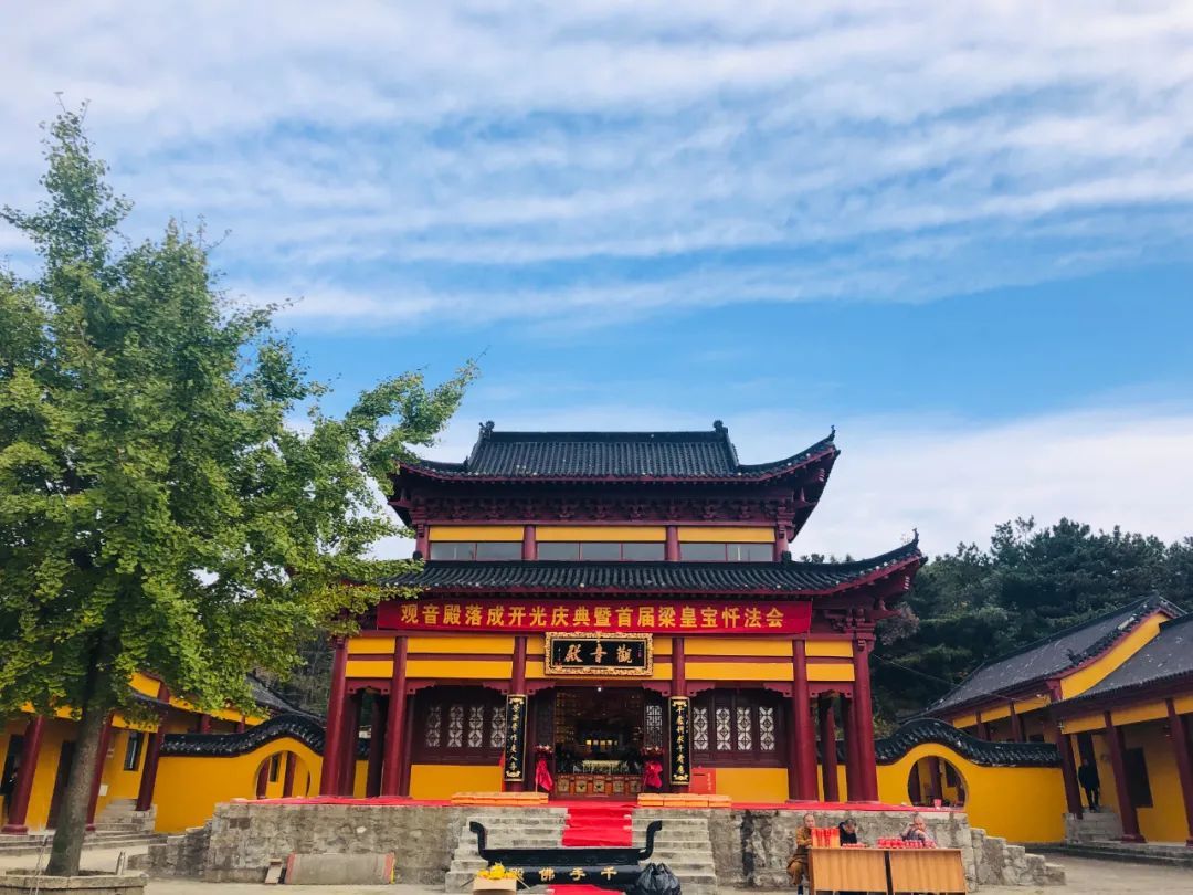 祈福最合適雞公山景區內的活佛寺是全國唯一一座供奉濟公活佛的寺廟