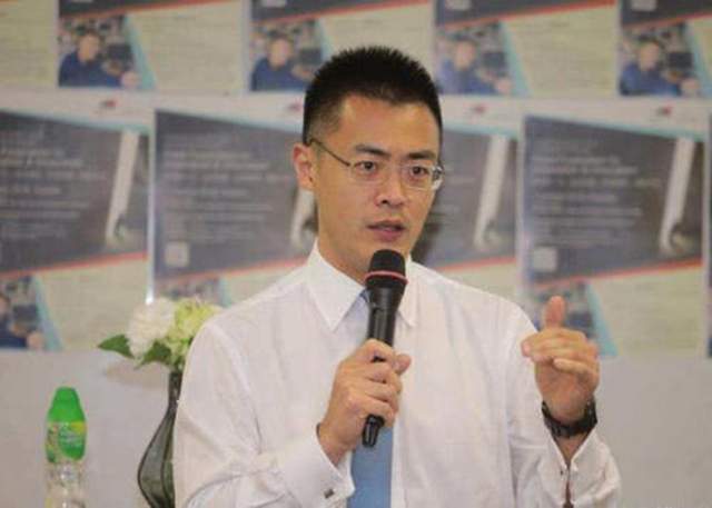 刘銮雄之子刘鸣炜,身价百亿甘做"打工人",豪车无数偏爱挤地铁
