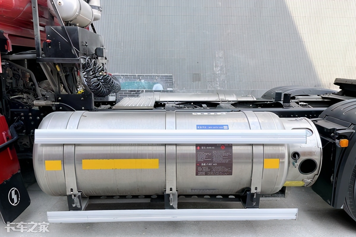 解决续航里程焦虑,侧置双气瓶,实拍陕汽德龙x3000 lng牵引车