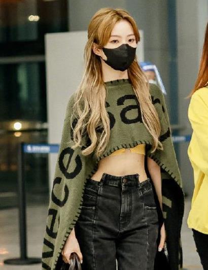 陈卓璇腰太细被批修图狠,用别针才能穿上裤子的她表示:我也无奈