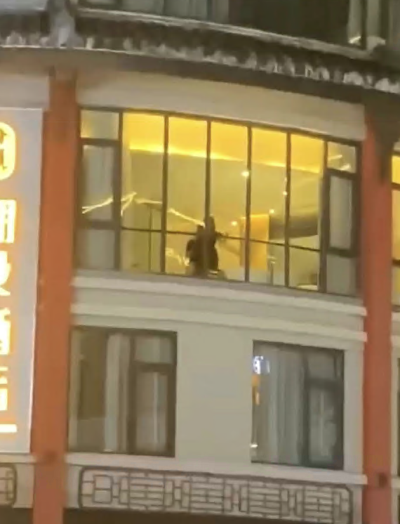 抖音惠州水东街视频一男一女什么梗 水东街落地窗视频被拍事件始末