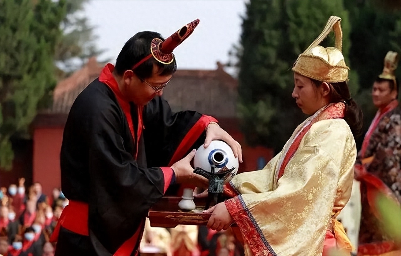 祭酒挥旗图片