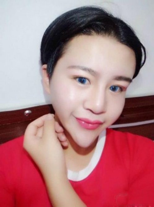 直播吃虫用可乐洗澡爱炫干爹送的豪车女网红韩熙雅太荒唐