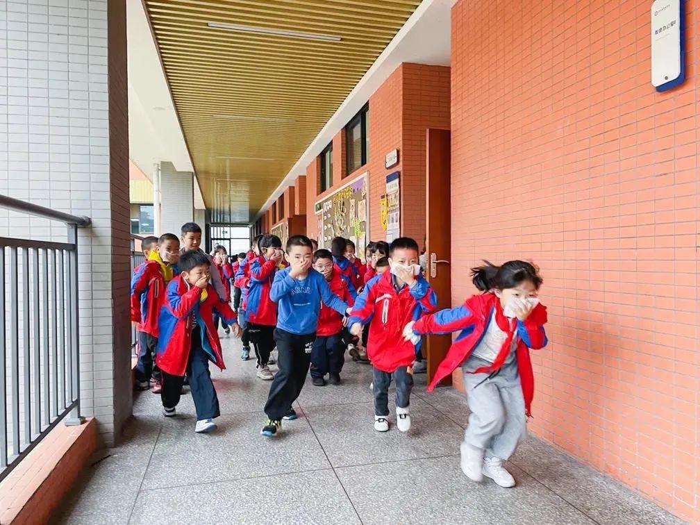 成都市双流区龙池学校消防演练不放松筑牢安全防火墙