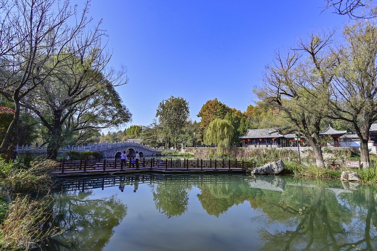 山东省青州市的范公亭公园内,深秋的气息已经弥漫开来