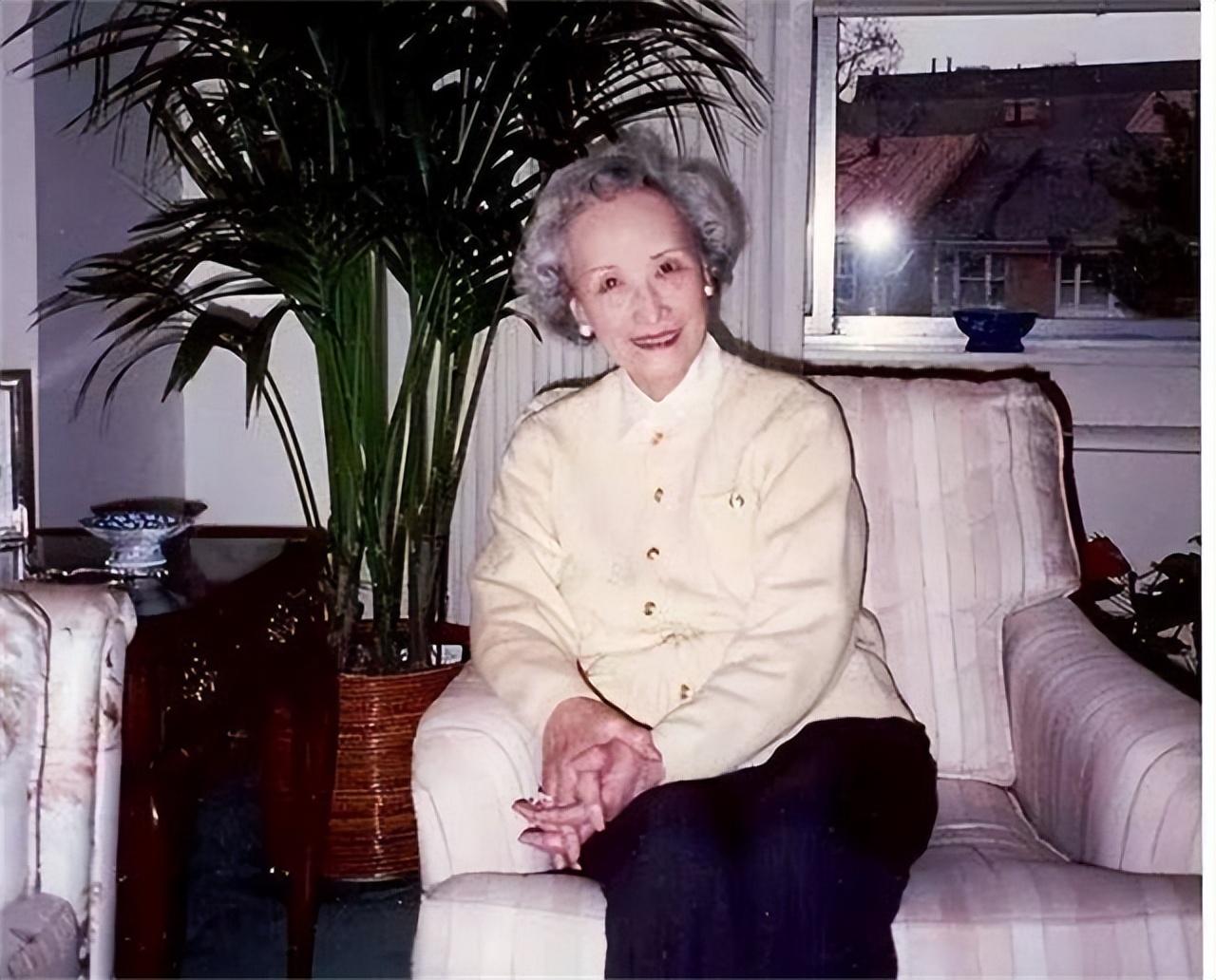 回顾郑念42岁丧夫51岁入狱52岁女儿自杀人生一波三折