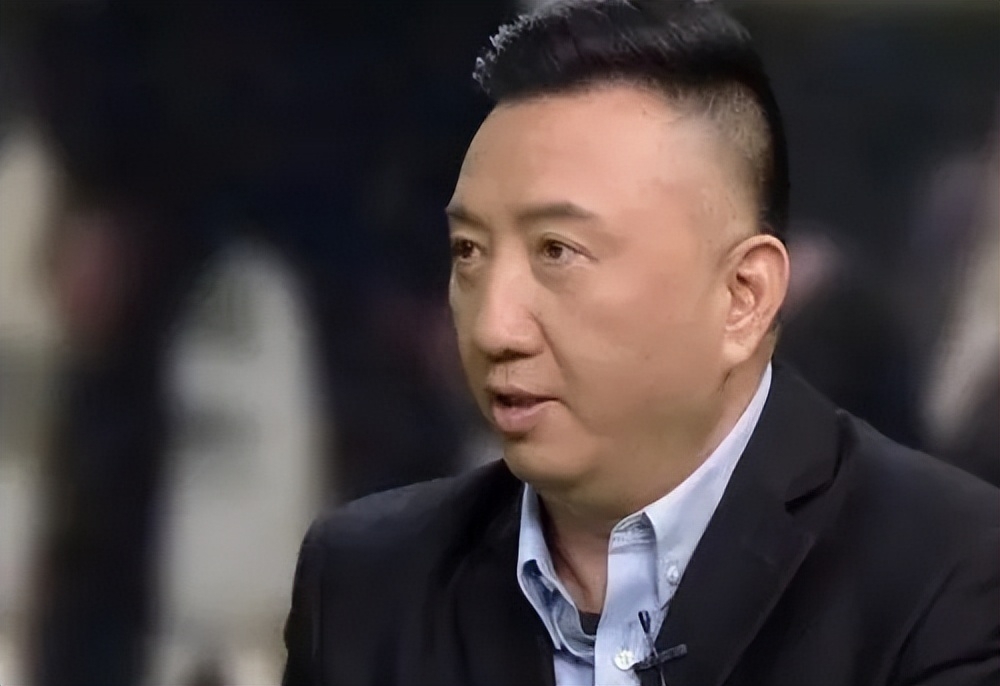 1994年,他已经是凤凰卫视驻俄首席特约记者了,名与利都有了,但心中的