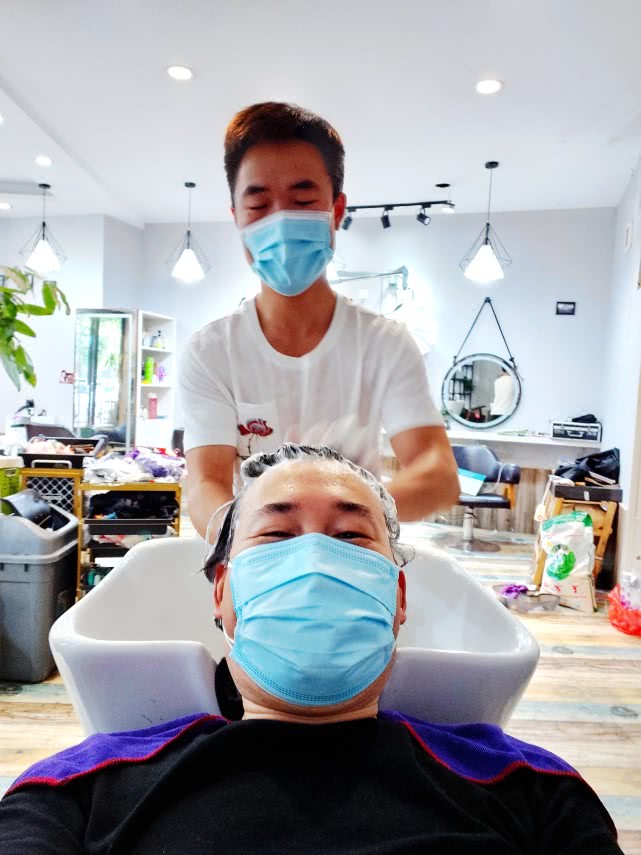 农村小伙武汉做美发,一天理发10余人,戴口罩要超10个小时